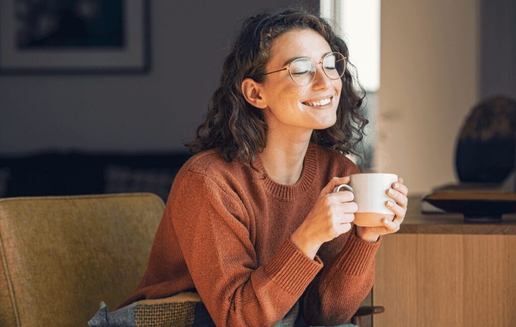 グリーンコーヒーを飲んで笑顔の女性